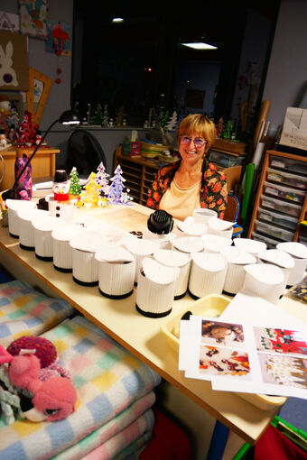 Sylvie Jacquin à son bureau, là où elle confectionne tous les supports pédagogiques utilisés avec les enfants. Sylvie Jacquin affectionne tout particulièrement la part artistique que cela demande.